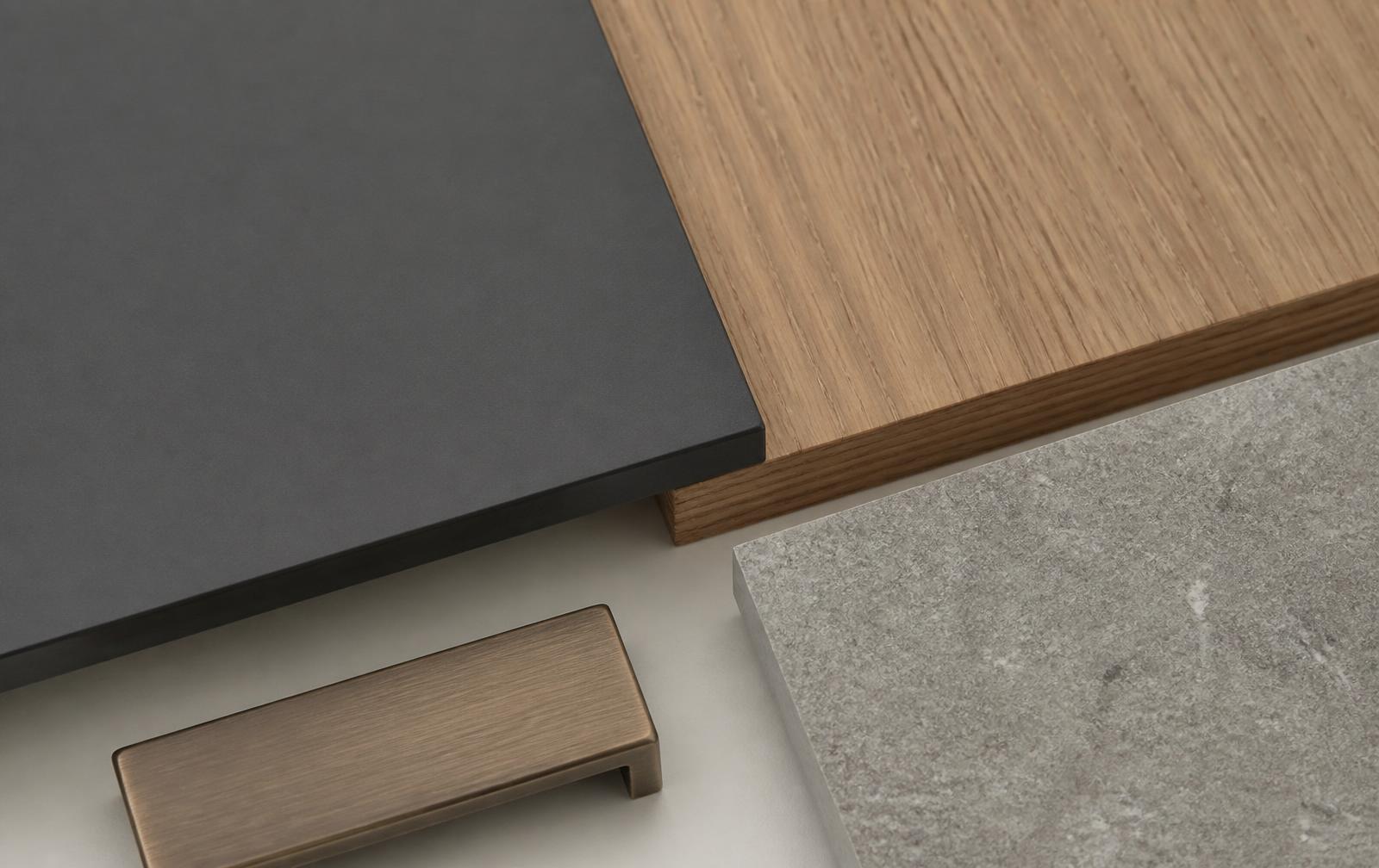 Materialmuster aus Dekorplatte, Eiche, Steinoptik und Bronze